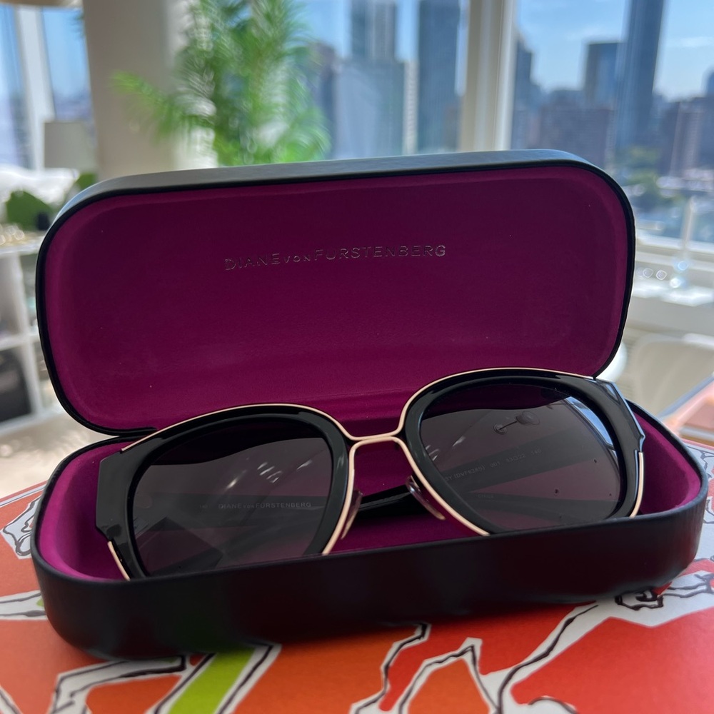 Stunning designer sunglasses black with gold frame